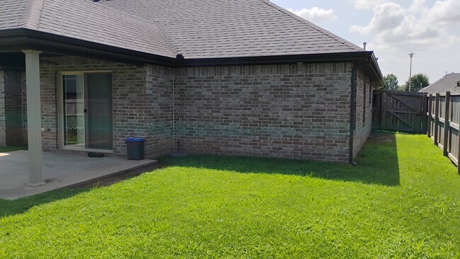Building Photo - 1911 SW Cypress St