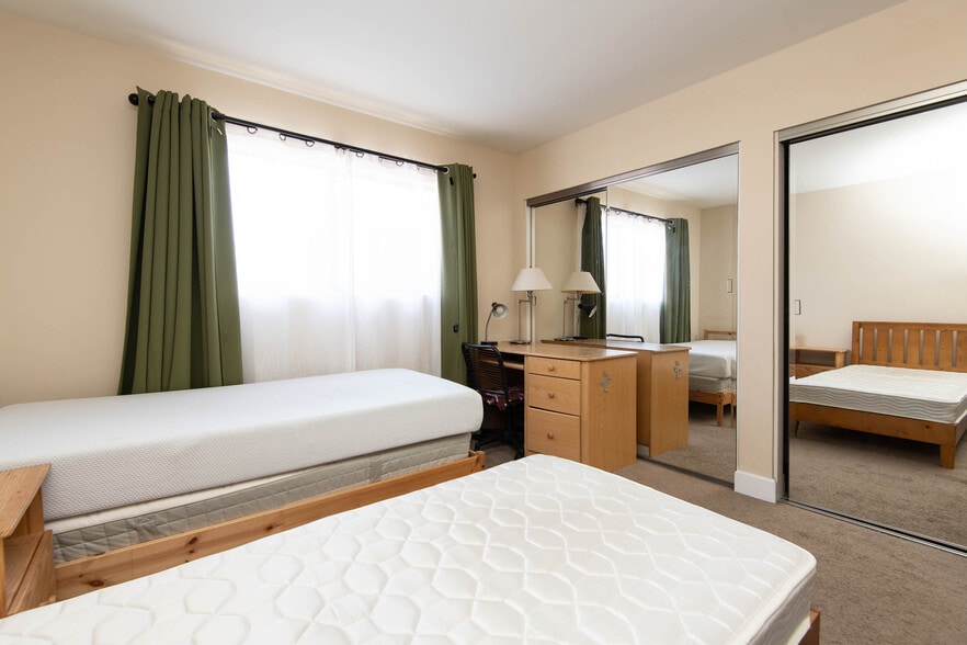 Building Photo - 10982 Roebling Ave