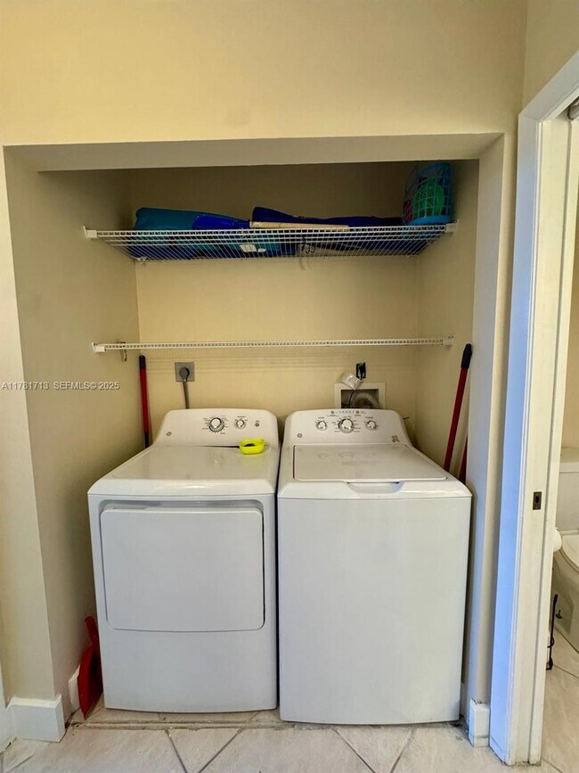 Building Photo - 19501 E Country Club Dr