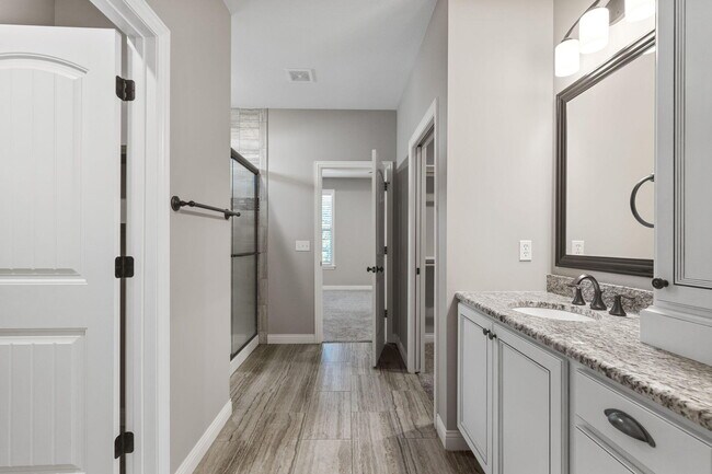 Building Photo - 1605 Labrador Dr