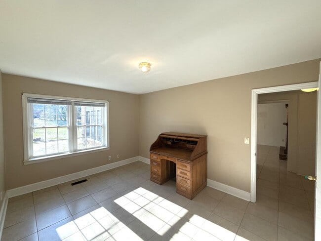 Building Photo - Beautiful 5 Bedroom 3 Bathroom House on Country Club Golf Course!