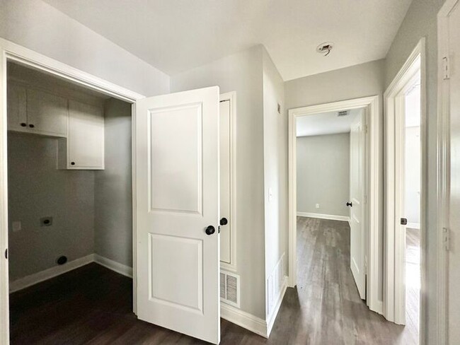 Building Photo - Available Now! Recently Remodeled 2 Bedroo...