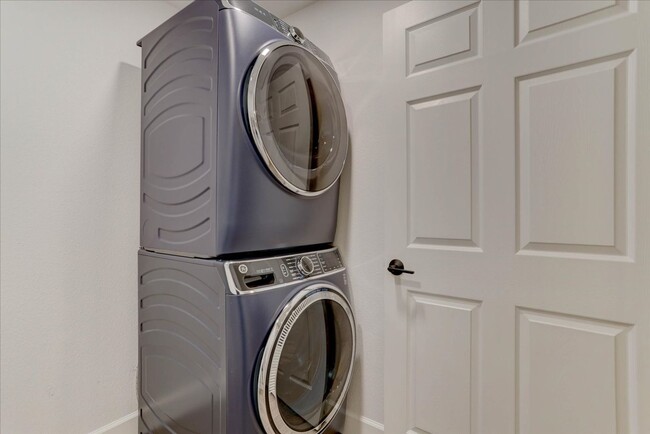 Building Photo - Stunning 5Bed/4Bath Home in the Heart of Erie