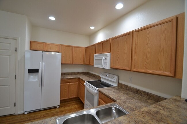 Building Photo - 3 Bed 2.5 Bath Townhome With AC Available ...