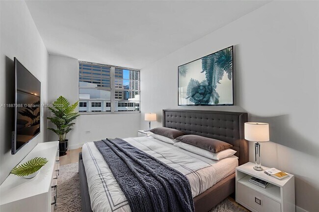 Building Photo - 801 Brickell Bay Dr