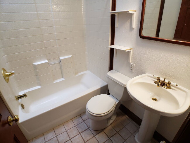 Building Photo - 123 E Exposition Ave