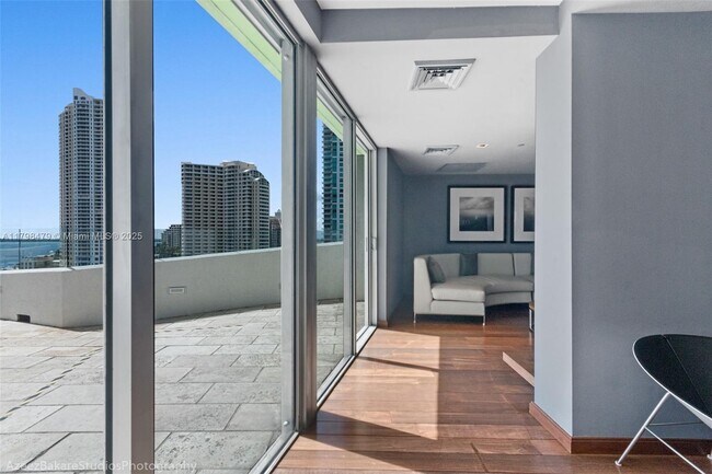 Building Photo - 325 Biscayne Blvd