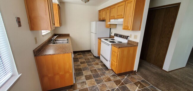 Building Photo - Two Bedroom Apartment in South Salem