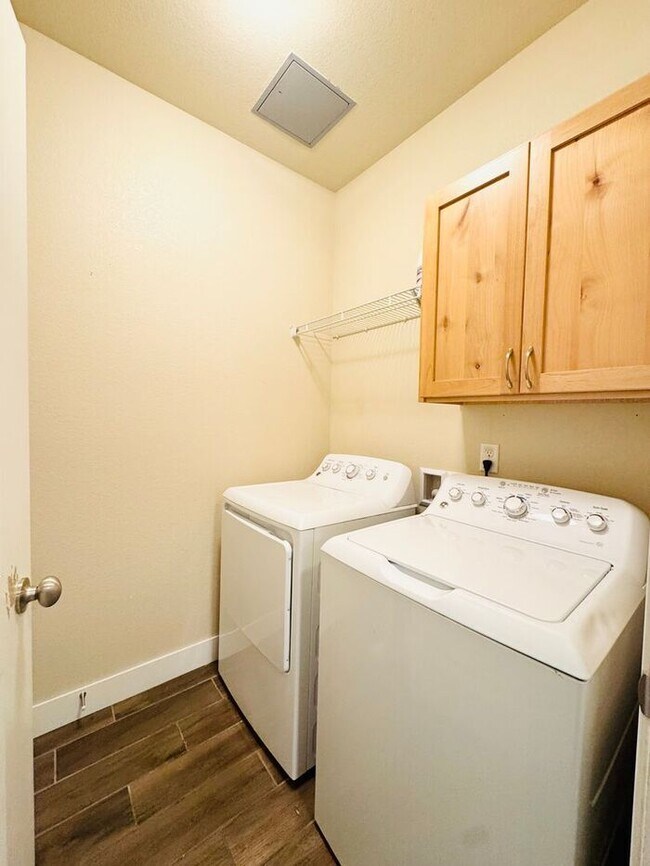 Building Photo - Gorgeous Flats at Rigden Farm 2bed 2bath Condo