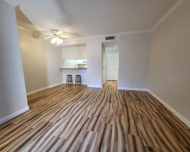 Building Photo - 7025 N Holiday Dr