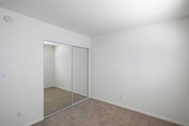 Building Photo - Large Upstairs Unit w/ a Fireplace