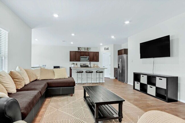 Primary Photo - "Charming 4-Bedroom Retreat with Spacious ...