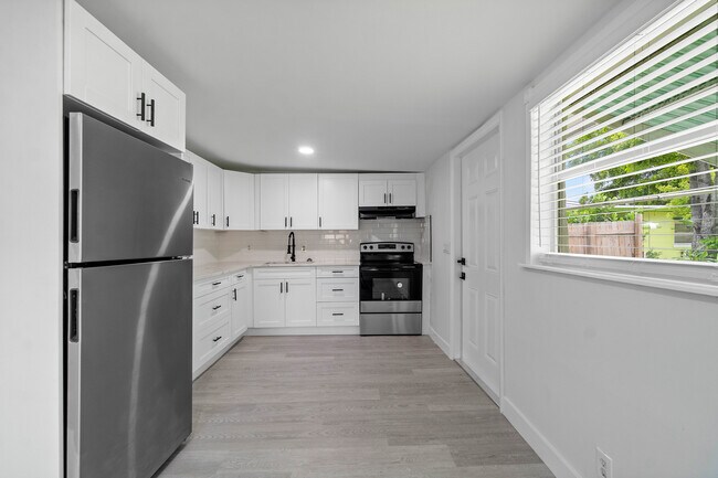 Building Photo - 137 SW 9th Ave