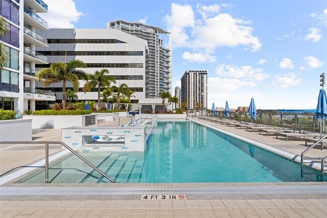 Building Photo - 301 1st St S