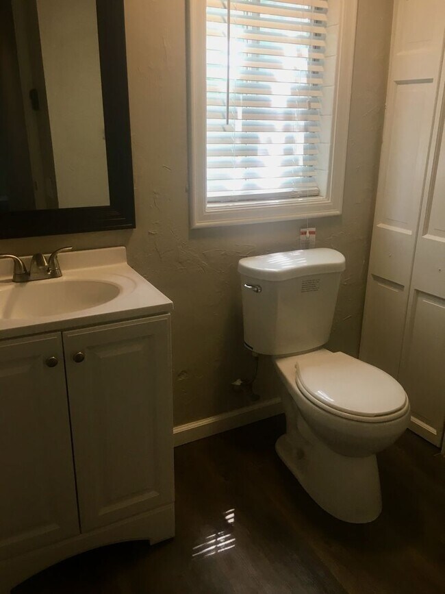 Building Photo - *** Beautiful & Updated Apartment in Mt. Washington * 1 Block to Grandview Ave * Pet Friendly * A...