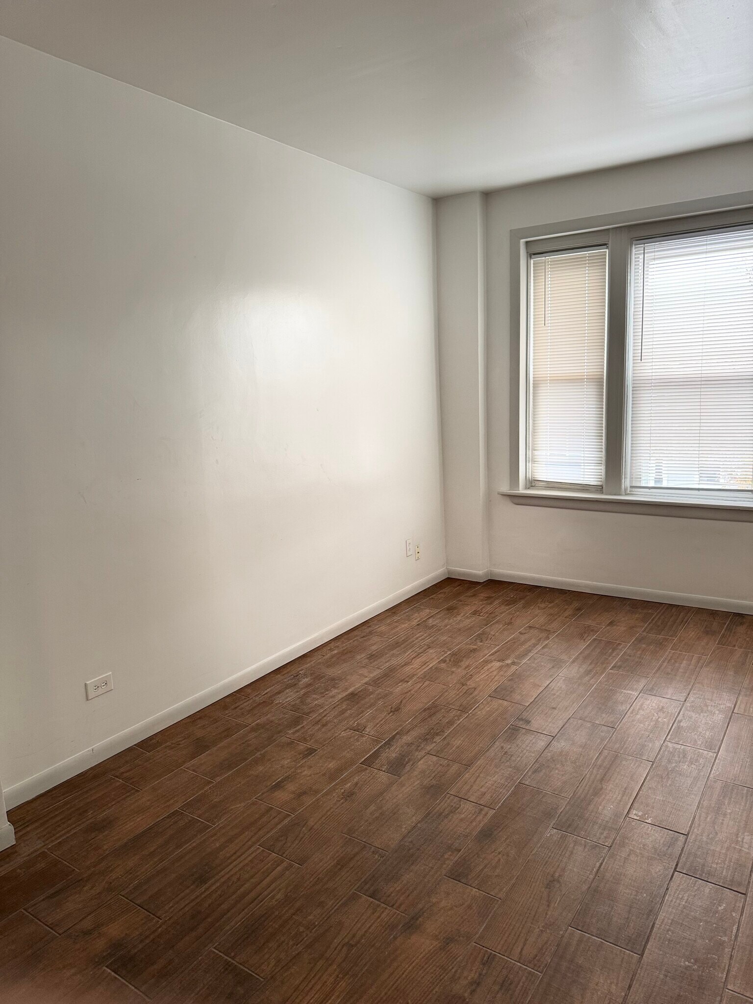 Building Photo - 2814 N Racine Ave