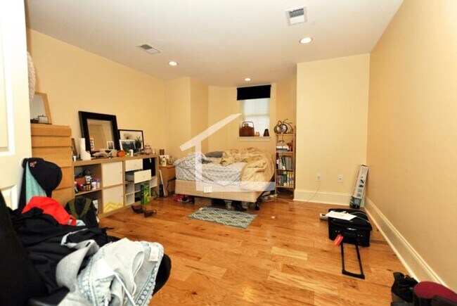 Building Photo - Renovated Duplex Townhome