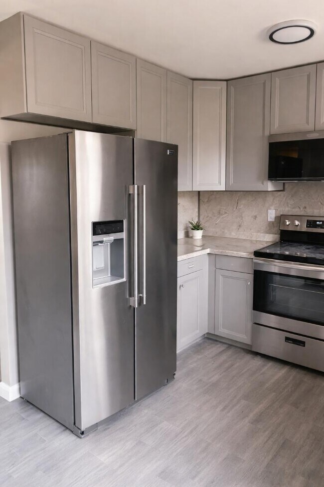 Building Photo - 1102 Asbury Cir E