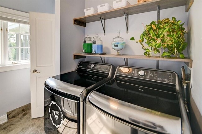 Building Photo - Incredible furnished house on Madison's West Side