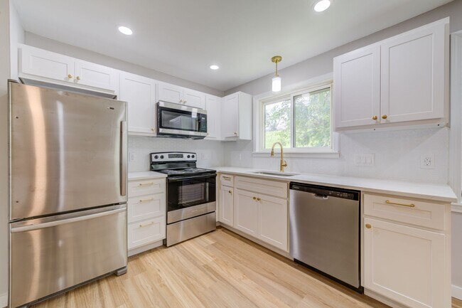 Building Photo - Beautiful renovated three bedroom house