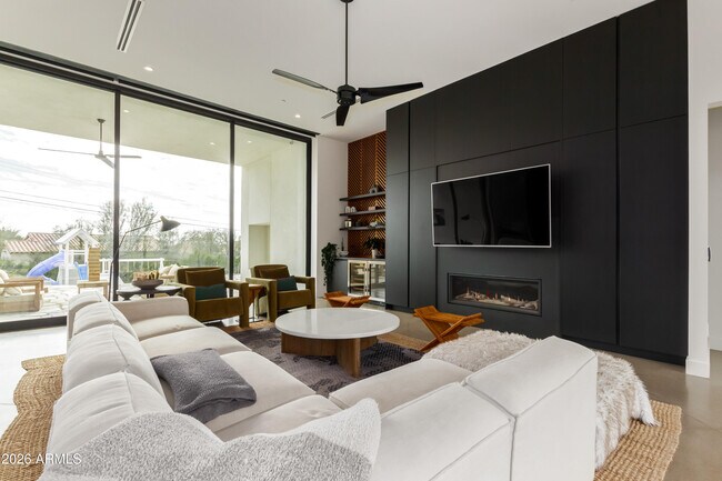 Building Photo - 4905 E White Gates Dr