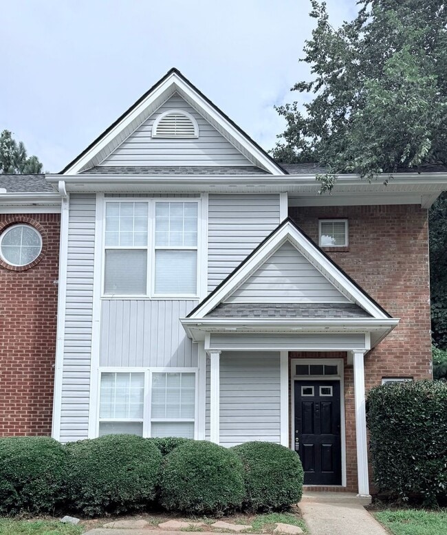 Building Photo - Large townhome in downtown Dawsonville