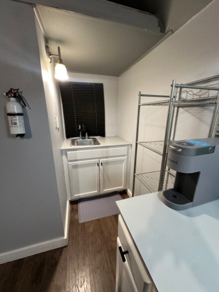 Building Photo - 6913 Cocos Dr