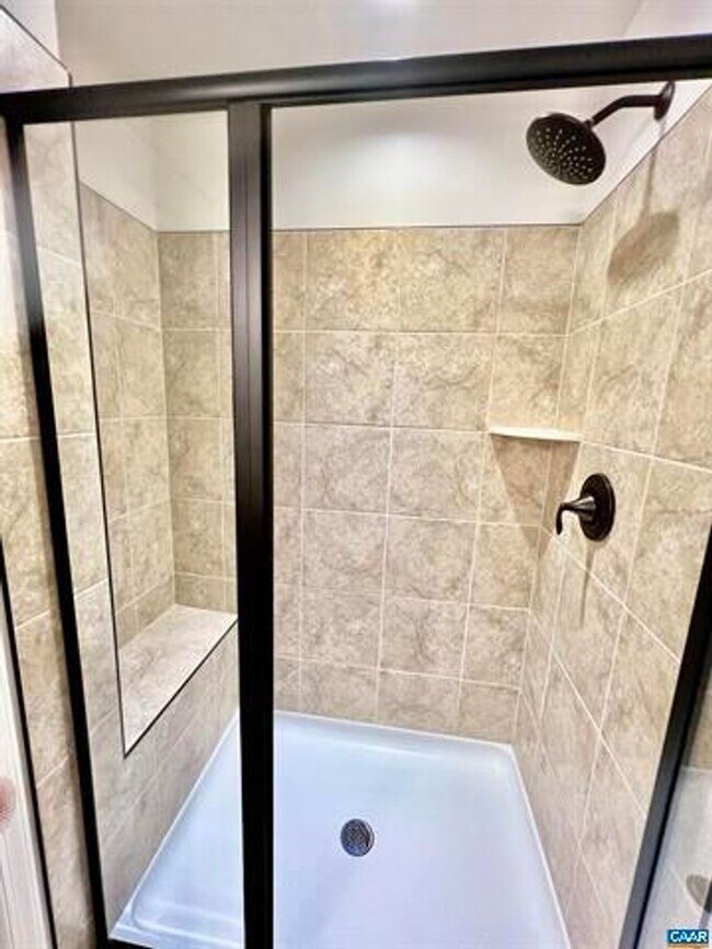 Building Photo - Southwood- Gorgeous style and like new condition with a great location to downtown and the Univer...