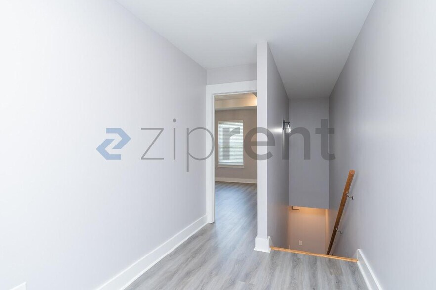 Building Photo - Unit 105