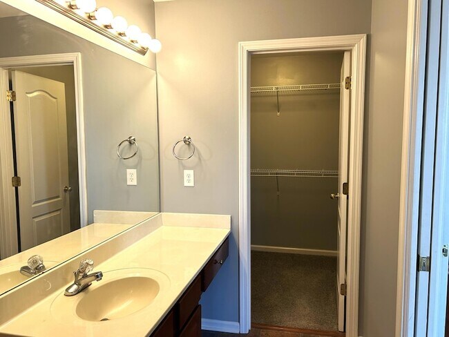 Building Photo - 213 New River Ct