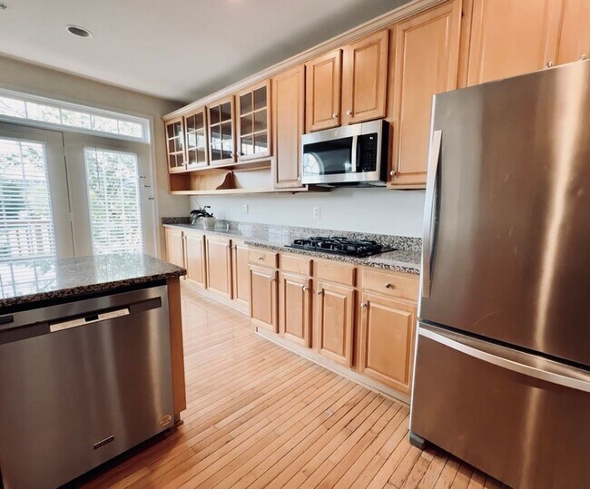 Building Photo - Brand new upgraded 4 Bedroom Townhouse for rent