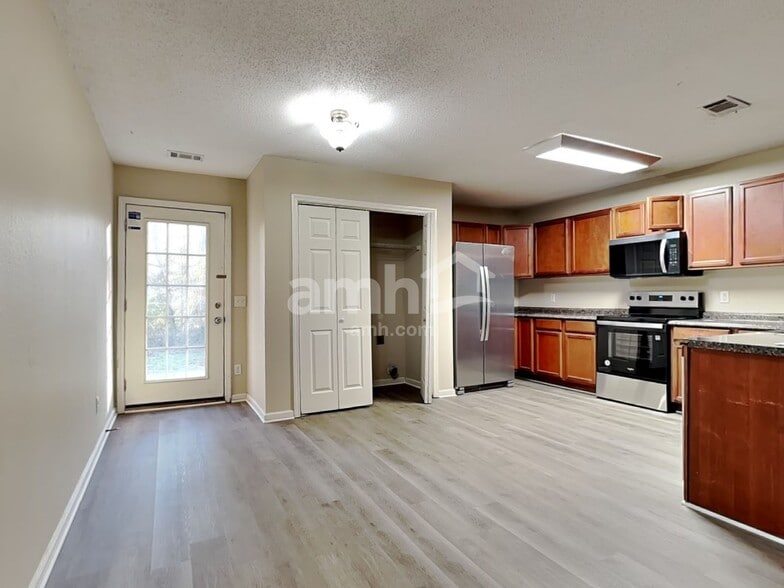 Building Photo - 7 Holly Springs Cir