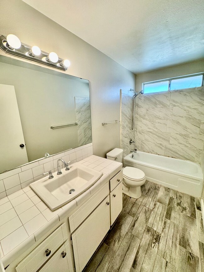 Building Photo - Spacious 2BD/2BTH with Private 2 Car Garage!