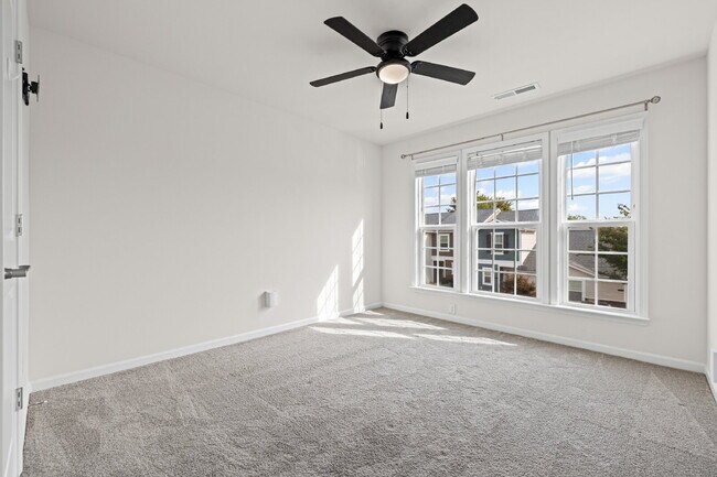 Building Photo - "3-Bed Townhouse Retreat on Elders Story R...