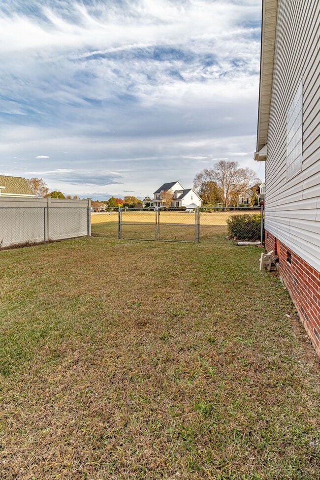 Building Photo - MUST SEE 3 BR | 2 BA w/ Finished Bonus Roo...