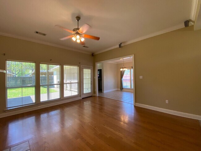 Building Photo - 3 Bed, 2 Bath in Worthington Lake