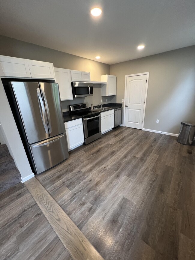 Building Photo - 614 Maple Ave