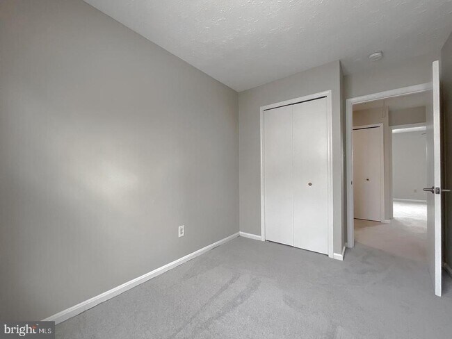 Building Photo - 4232 Drake Ct