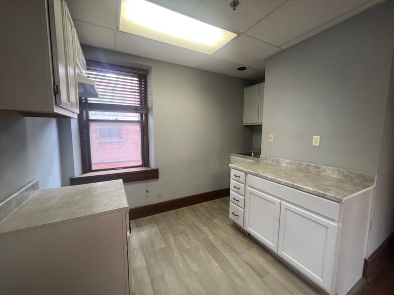 Building Photo - 915 1/2 W Douglas Ave