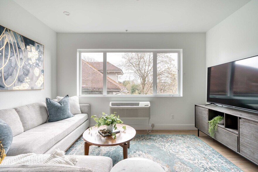 Building Photo - 4980 N Vancouver Ave