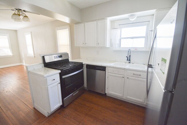 Building Photo - Charming 2 Bedroom, 1 Bath Home – Just a B...