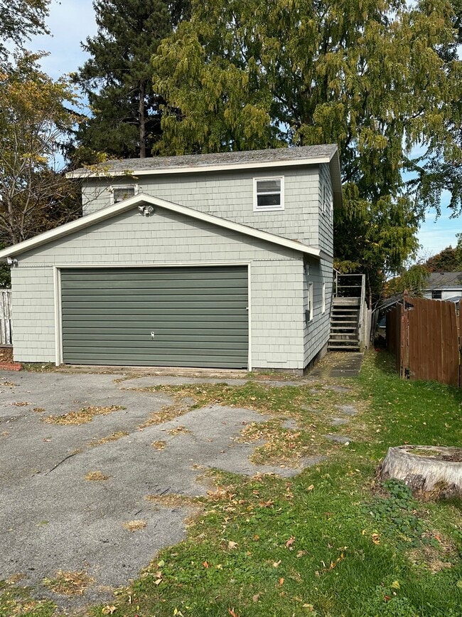 Building Photo - 99 1/2 Ellen St