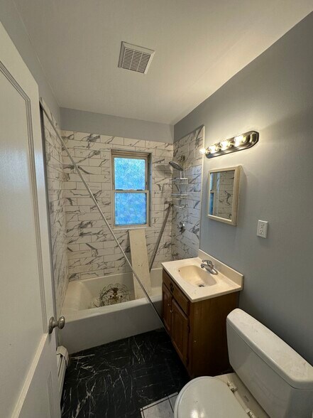 Building Photo - 48 Baker St