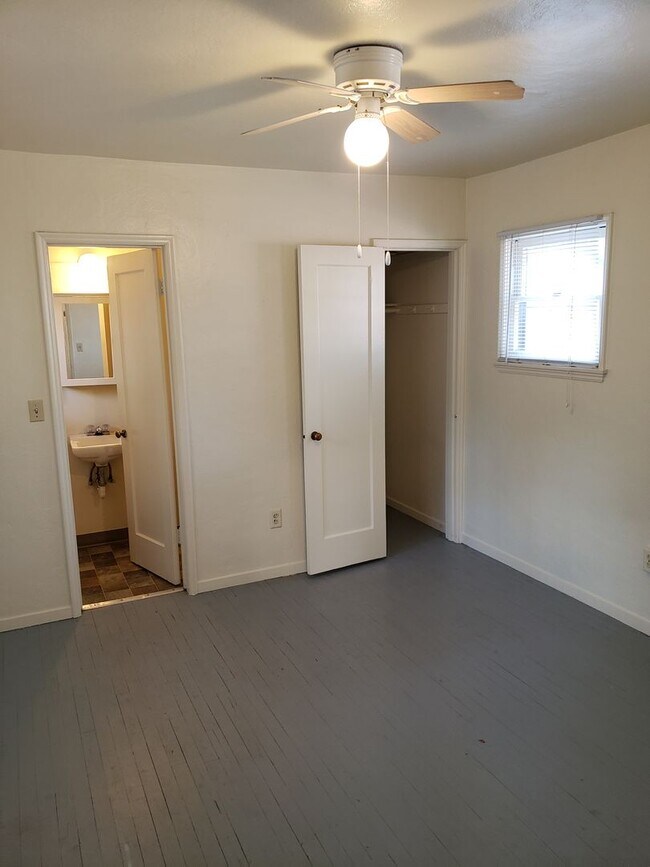 Building Photo - Adorable Home in Country Setting!