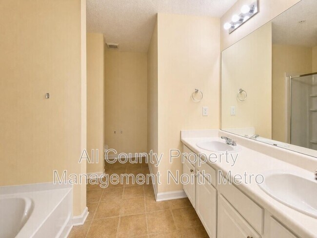 Building Photo - 135 Primrose Dr