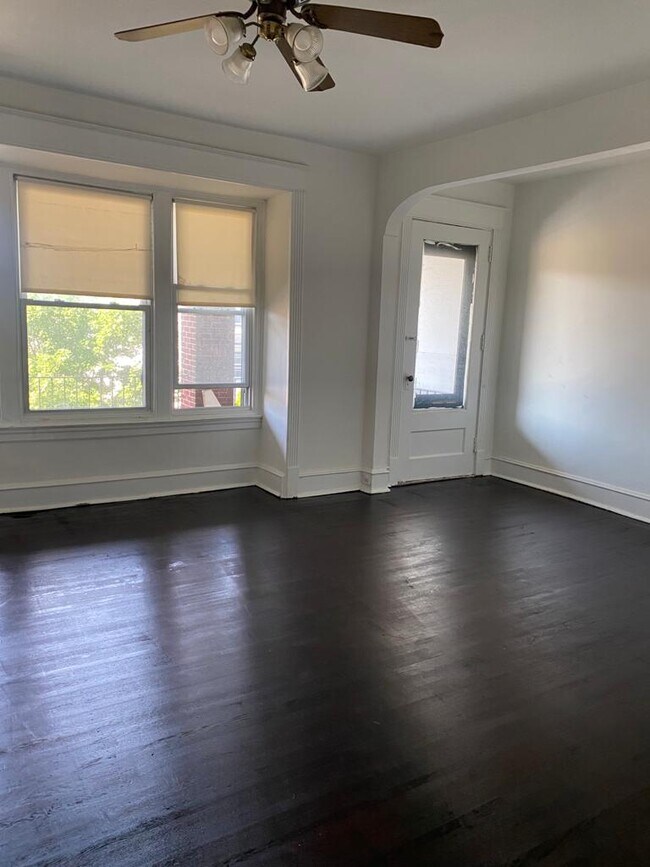 Large bright Living room - 4823 Walnut St