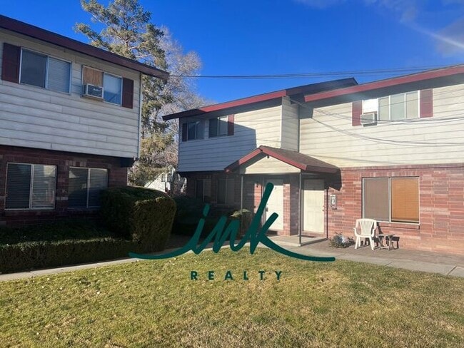 Building Photo - Lovely Gardnerville Townhome