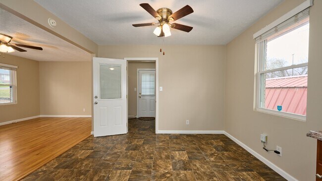 Building Photo - 1713 Meadowbrook Dr