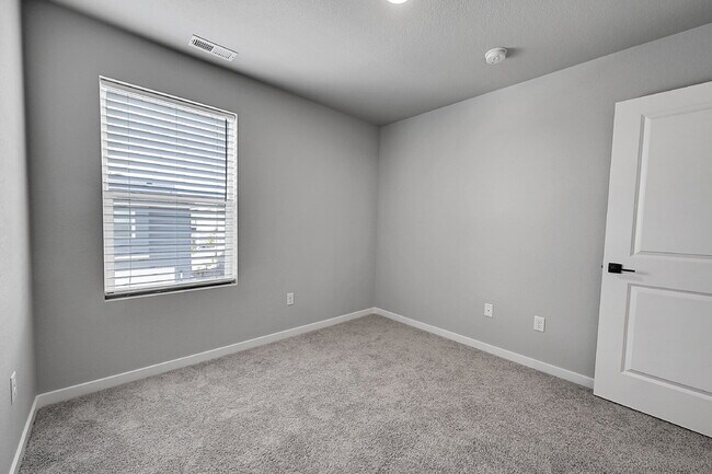 Building Photo - $2,495.00, 3 bed,2.5 bath located in Color...