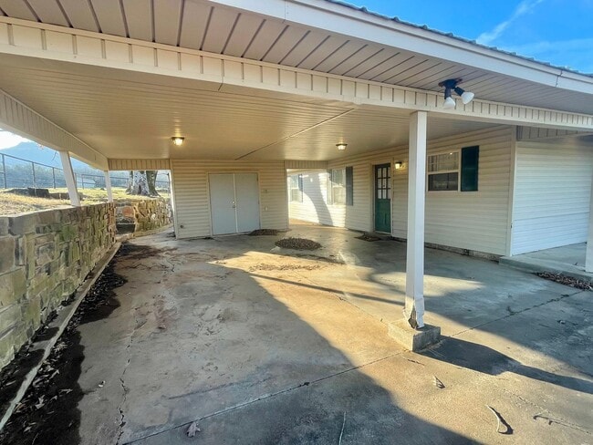 Building Photo - 3/2 on 5 Acres!